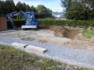 1.バックホウにて庭土のすき取り