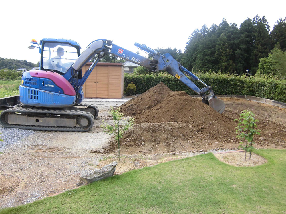 庭土と畑土の入れ替え(岐阜県山県市) ｜施工事例 - 共進建機共進建機