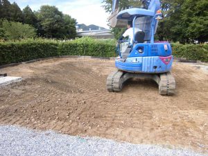 5.畑土を入れる前にバックホウで整地作業