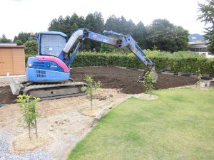 7.奥から手前に向かって順番に敷き均していきます