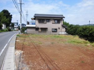 荒れ地の整地ならびに畑の土入れ替え工事（施工前）