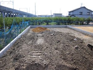 荒れ地の整地（施工前）