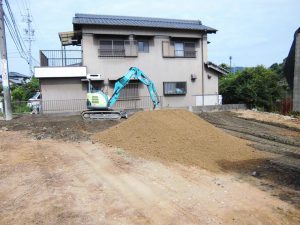 2.土地をかさ上げするために下地の土（茶色）を積み上げます