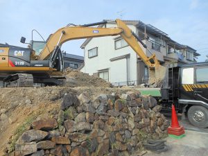 3.ダンプに残土積み込み