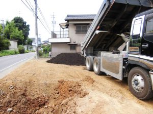 3.かさ上げ完了後、畑用の購入土をダンプで搬入したところ