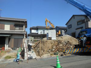 7.クレーンでＬ型擁壁の据え付け