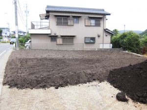 5.手前前後で土の色が違いますが、土が乾いているかいないの状態の違いだけで、同じ土を使用しています