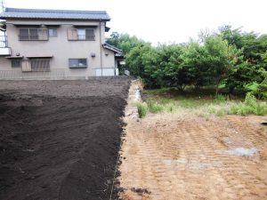 8.隣接する箇所は目印を設置して土がはみ出さないように丁寧に作業