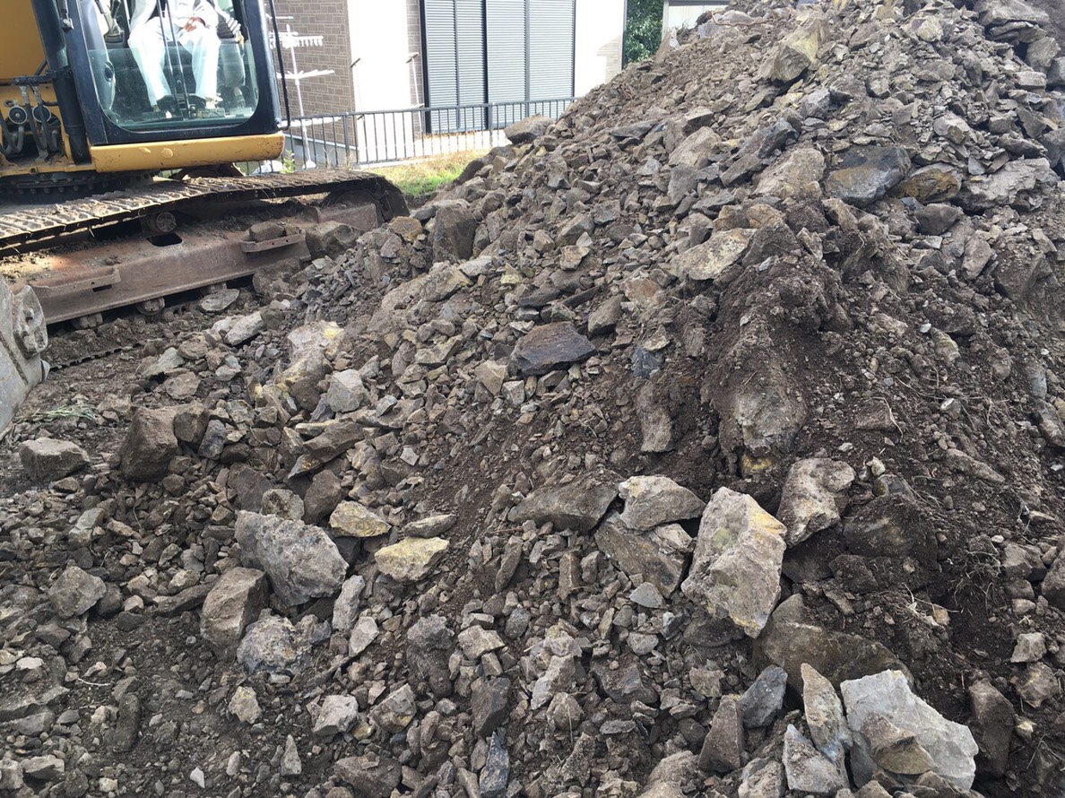 割栗石入り残土の処分 - 共進建機共進建機