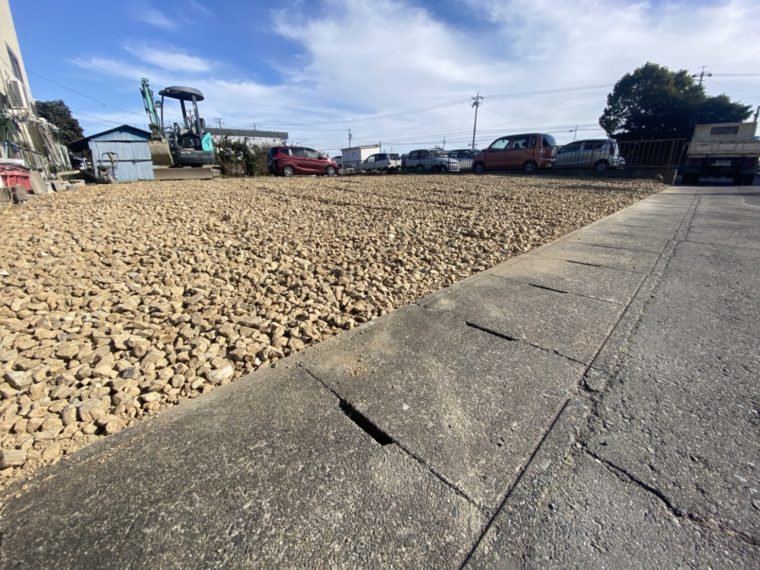 適切に施工され、数年後も雑草に悩まされることなく美しさを保つ庭のイメージ