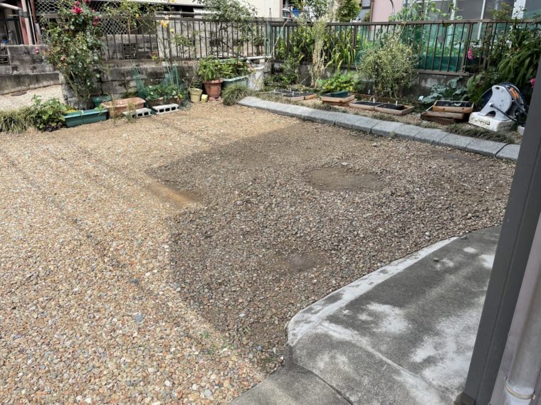 砕石販売で整えられた美しい庭と、手入れから解放された平穏な暮らしのイメージ。
