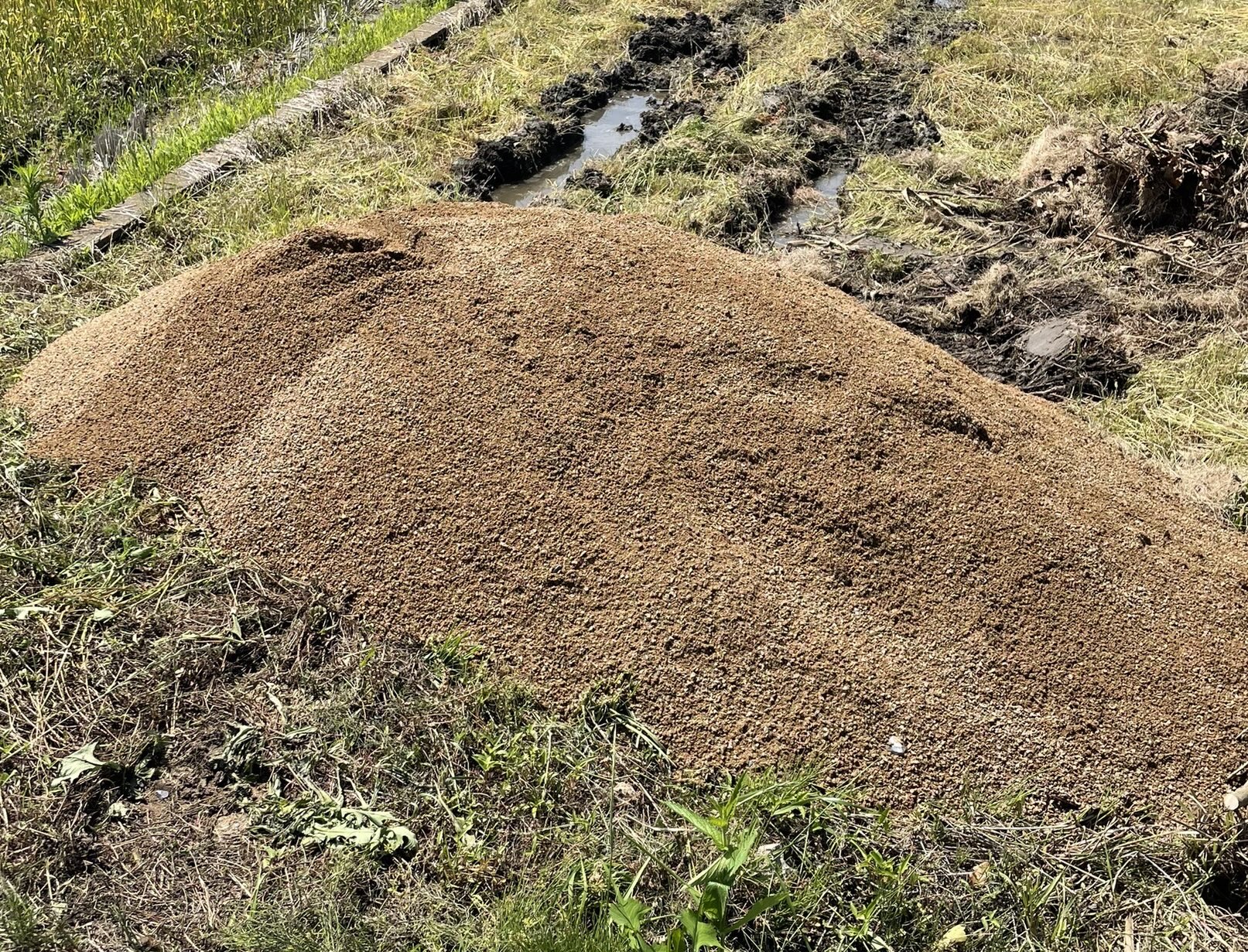 山砂を配達納品してまいりました - 共進建機共進建機