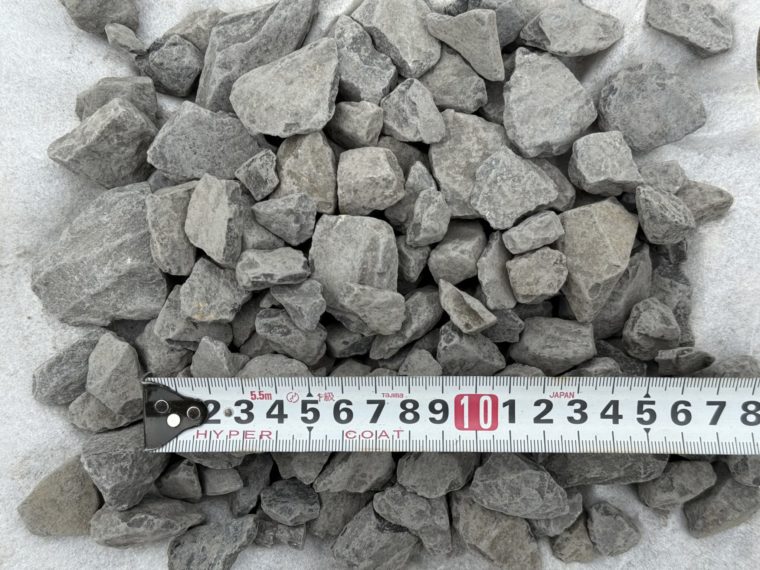 庭のDIYで活用する砕石の選び方。用途別の種類比較と厚みの基準を示す解説画像。庭のDIYに最適な砕石の選び方