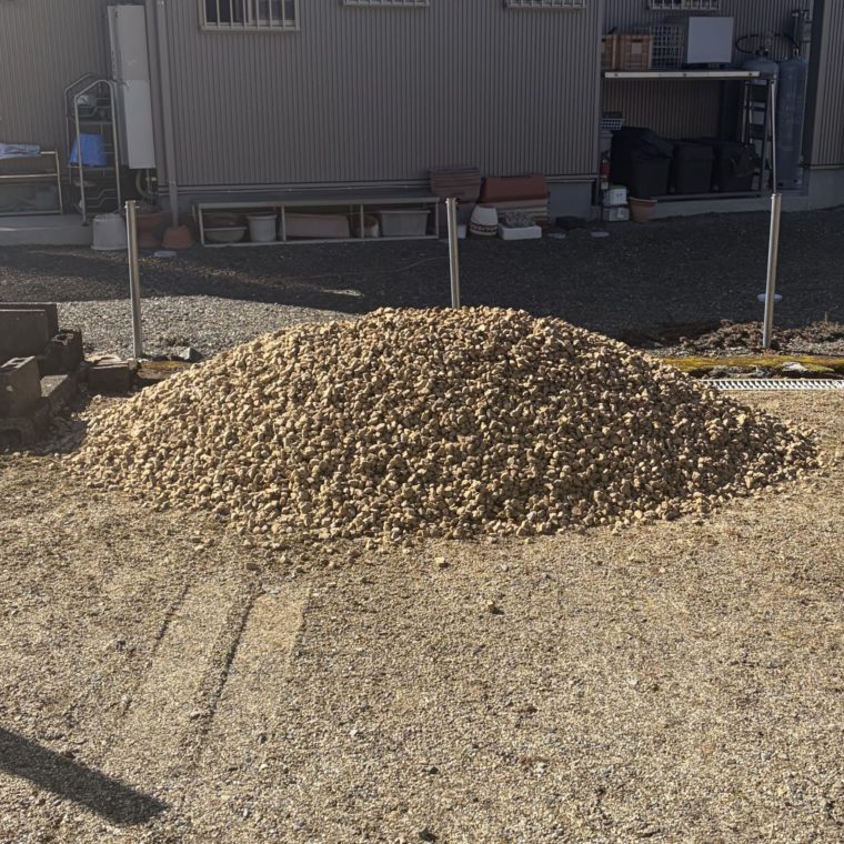 ダンプから直接下ろされた砕石の写真。今すぐ作業に取り掛かれる効率的な庭づくりのイメージ。