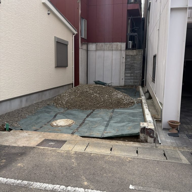  岐阜市の整地工事現場にて、無事に搬入された砕石配送後の荷姿