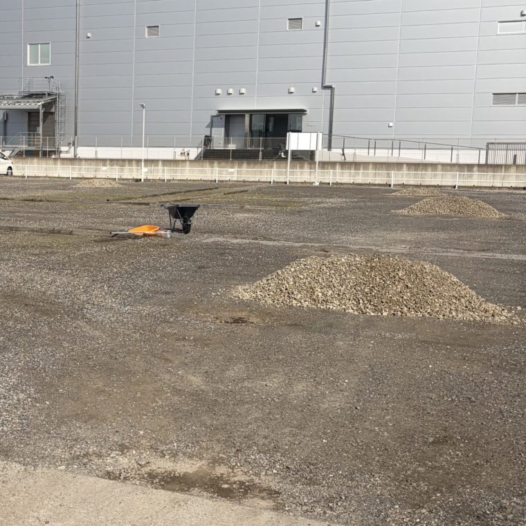  稲沢市の現場にて、LINEで事前に共有した場所に正確に荷下ろしされた砕石販売の様子。
