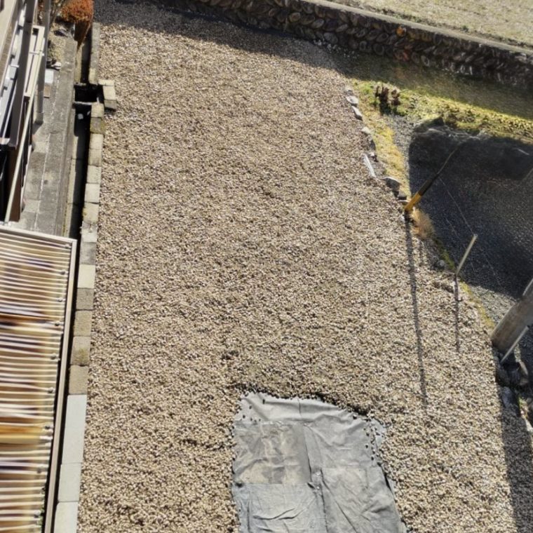 3㎥の砕石をDIYで、空いた時間を使いコツコツと作業し、敷き均したあとのお庭の様子。