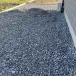 庭一面に厚さ7cmで均一に敷き詰められた、美しい砕石販売の施工後の様子。