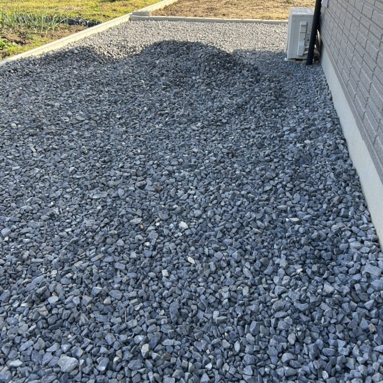 庭一面に厚さ7cmで均一に敷き詰められた、美しい砕石販売の施工後の様子。