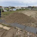 岩倉市の畑の入り口にて、ぬかるみ対策として丁寧に砕石配送が行われている様子。