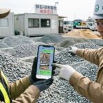 スマートフォンで現場写真を送り、プロによる砕石販売の正確な見積りを受けている様子。